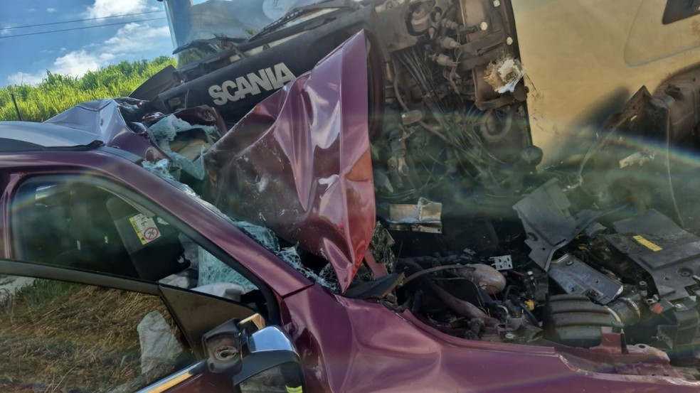 ​MULHER MORRE PRESA ÀS FERRAGENS EM COLISÃO FRONTAL NA RODOVIA DE BORBOREMA