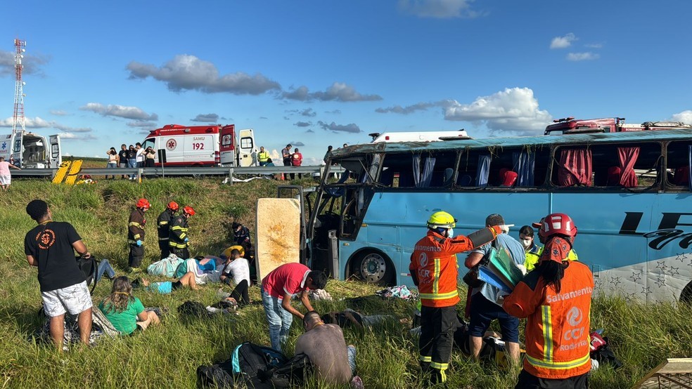 INTERIOR: ÔNIBUS CAPOTA E DEIXA AO MENOS 20 PESSOAS FERIDAS, 12 DELAS EM ESTADO GRAVE