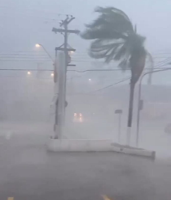 REGIÃO: CHUVA E VENTOS DE ATÉ 75KM/H CAUSAM ESTRAGOS EM BAURU E JAÚ