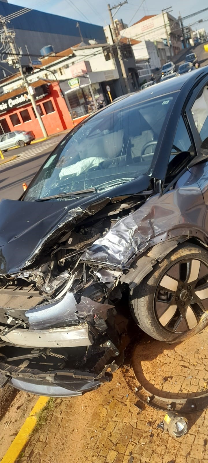​CARRO É ARREMESSADO CONTRA TEATRO MUNICIPAL EM BAURU APÓS COLISÃO E ABRE BURACO NO PRÉDIO
