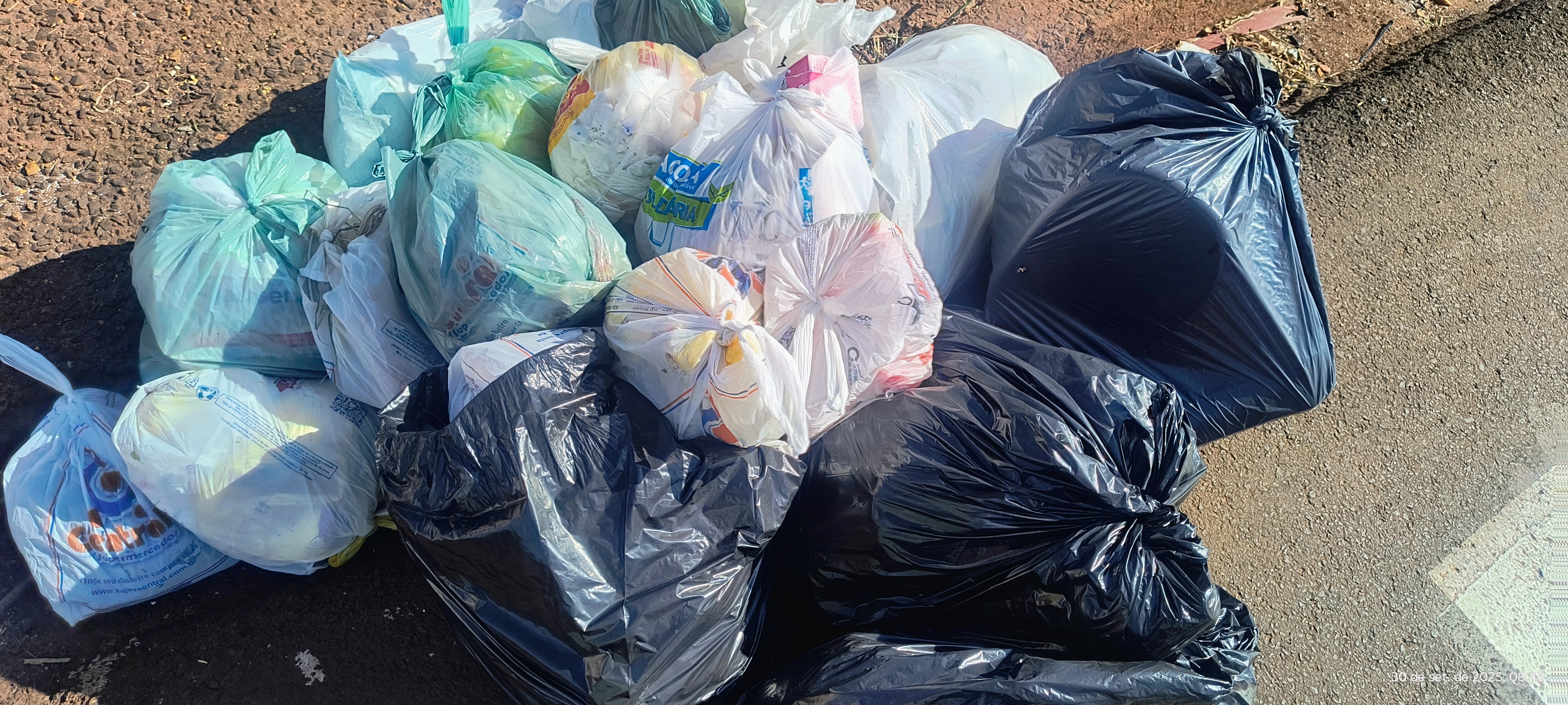 LIXO SE ACUMULA NAS RUAS DE JAÚ E MORADORES COBRAM SOLUÇÃO DA PREFEITURA