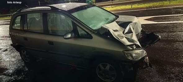 ​ENGAVETAMENTO NA RODOVIA JAÚ-BOCAINA DEIXA FERIDOS LEVES E INTERDITA PISTA