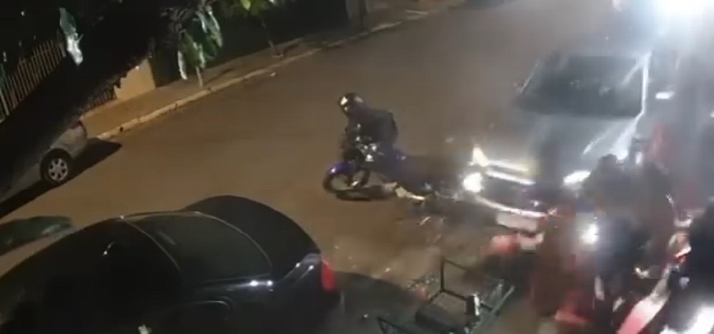 ​VÍDEO: MOTORISTA INVADE CALÇADA DE BAR E ATROPELA MÃE E CRIANÇA DE 3 ANOS EM PROMISSÃO (SP)