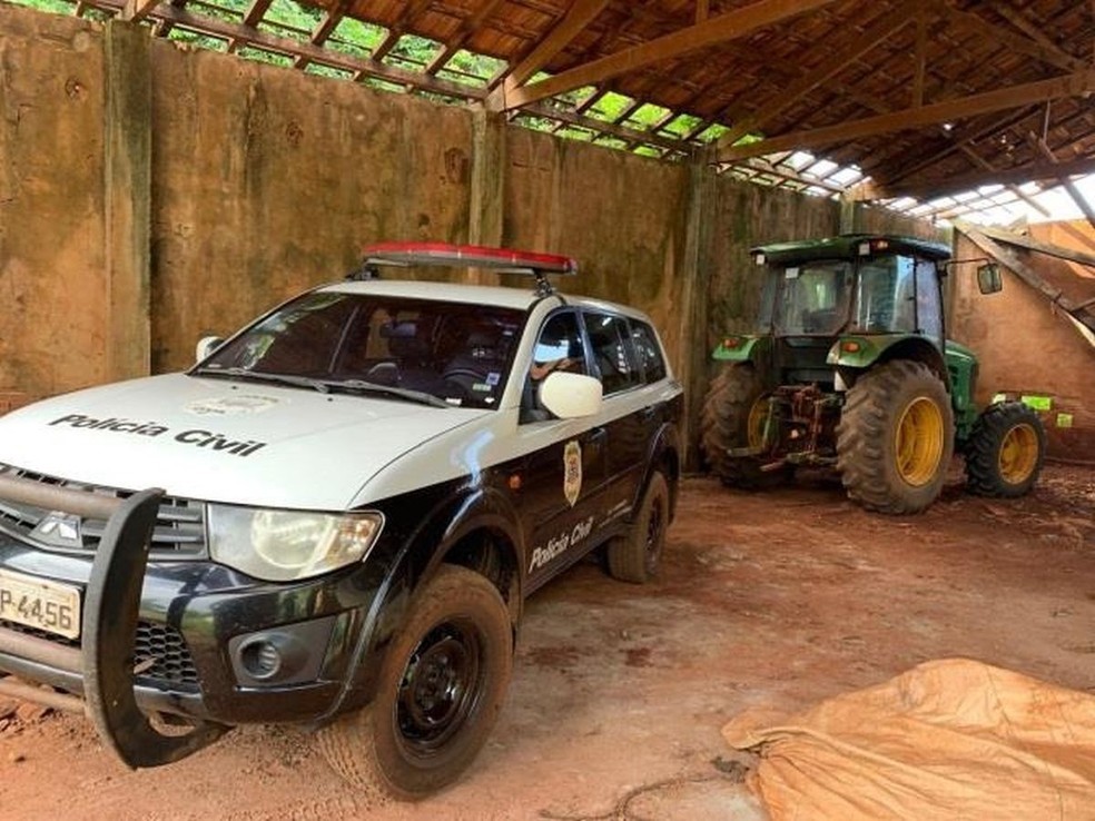 ​POLÍCIA CIVIL PRENDE TIO E SOBRINHO SUSPEITOS DE FURTAR TRATORES NO INTERIOR DE SP