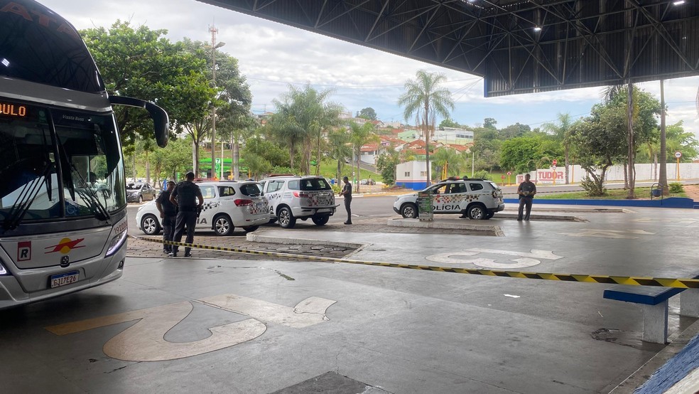 ​CASAL DE IDOSOS É ESFAQUEADO POR EX-COMPANHEIRO DA MULHER NA RODOVIÁRIA DE BAURU; AGRESSOR É BALEADO POR POLICIAL À PAISANA