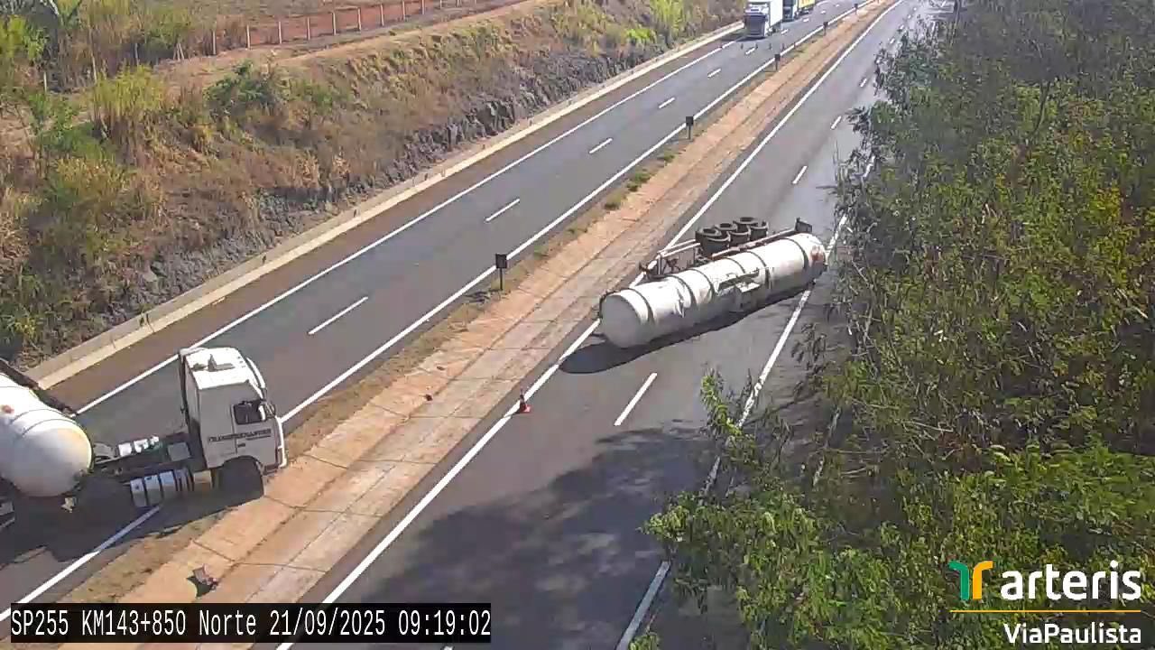 SEMIRREBOQUE CARREGADO COM ÁLCOOL TOMBA NA SP-255 E INTERDITA RODOVIA NOS DOIS SENTIDOS.