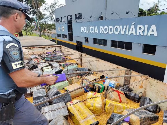 SP-255: HOMENS SÃO PRESOS COM 3,5 TONELADAS DE MACONHA ESCONDIDA ENTRE CARGAS DE MILHO